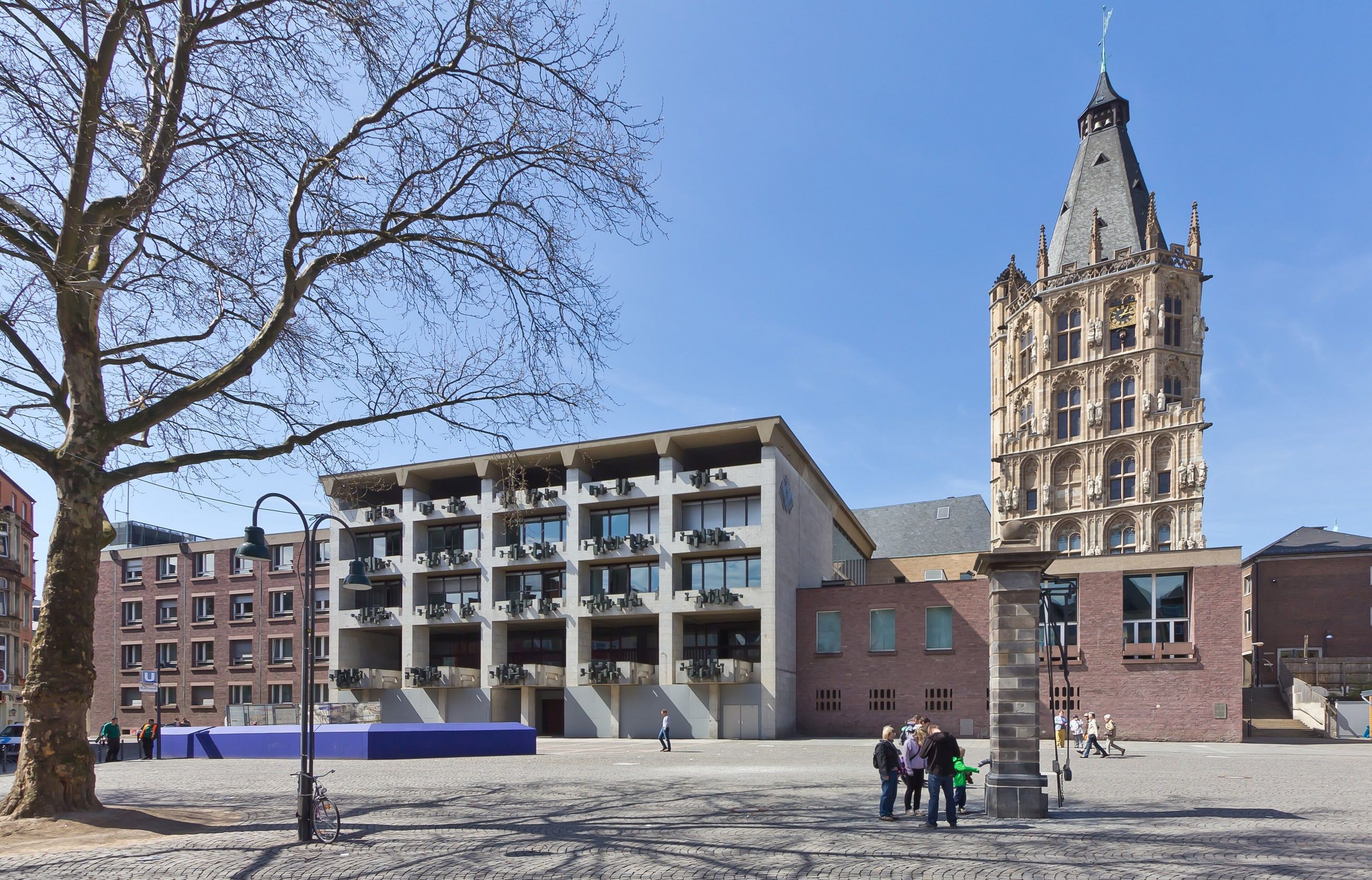 Der Alter Markt in Köln mit dem Turm des Historischen Rathauses und modernen Verwaltungsbauten.