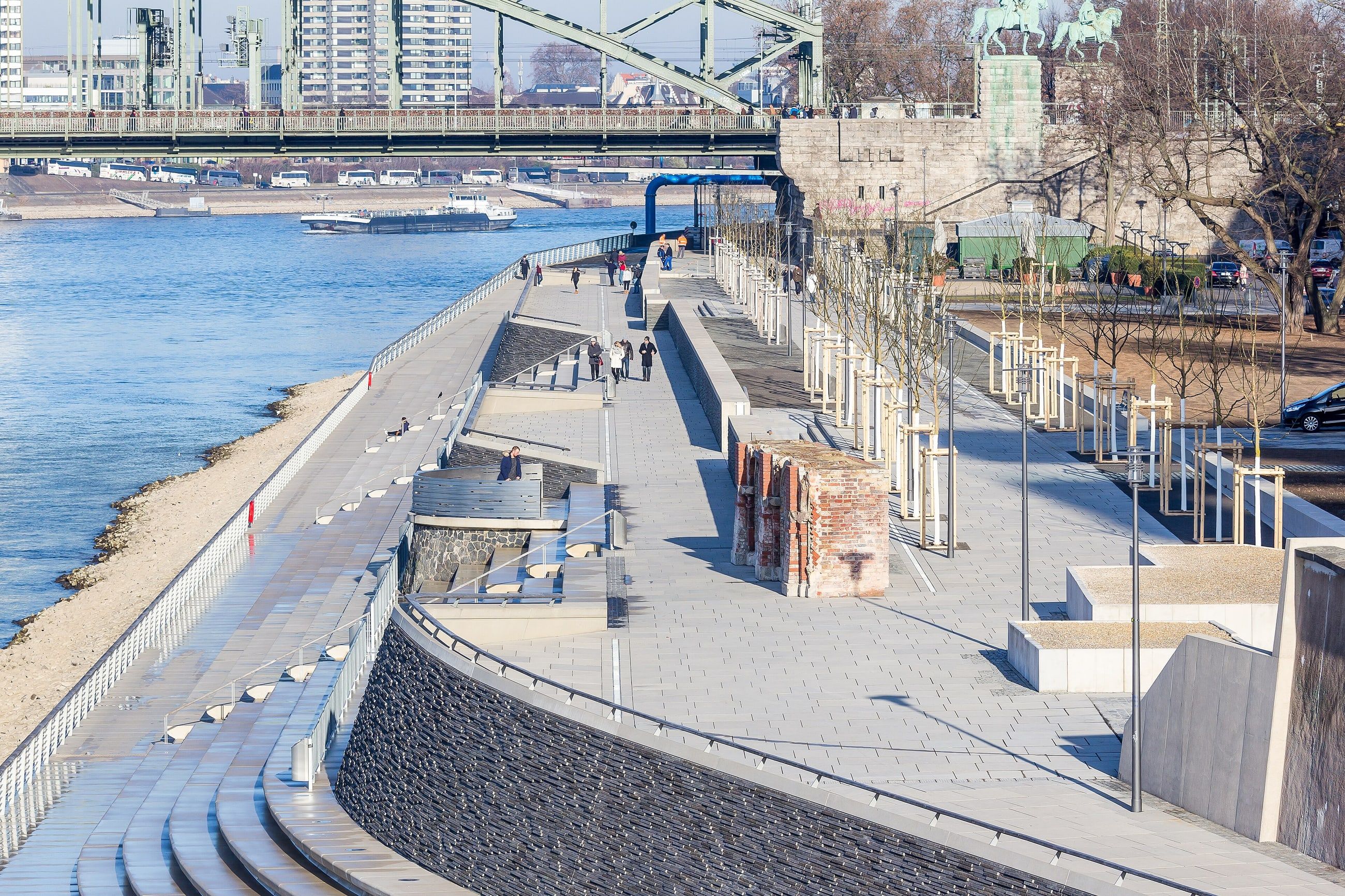 Die Freitreppe des Rheinboulevards in Köln-Deutz am Rhein mit Blick auf die Hohenzollernbrücke.