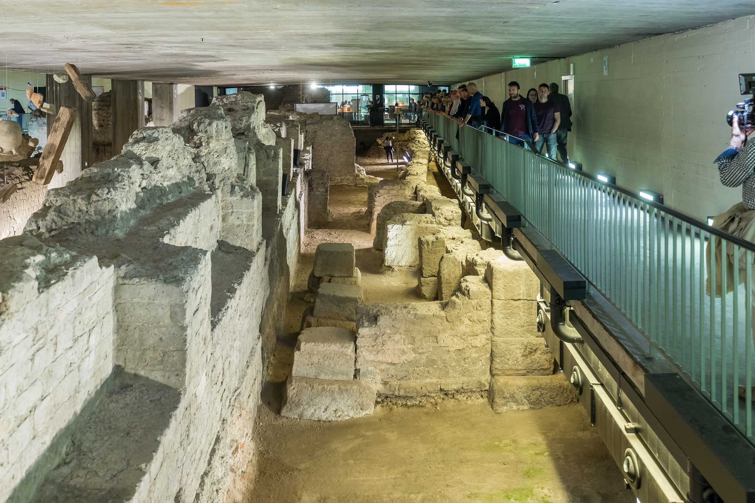 Freigelegte römische Mauerreste und Gänge des Praetoriums unter dem Kölner Rathausplatz.
