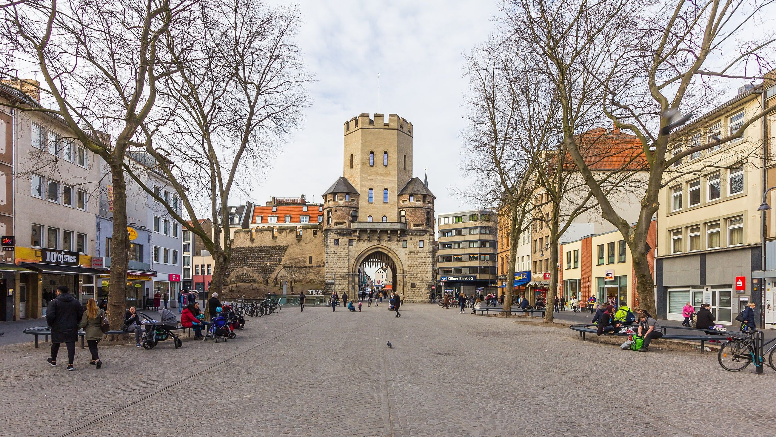 Der Chlodwigplatz in der Kölner Südstadt mit der Severinstorburg im Hintergrund.